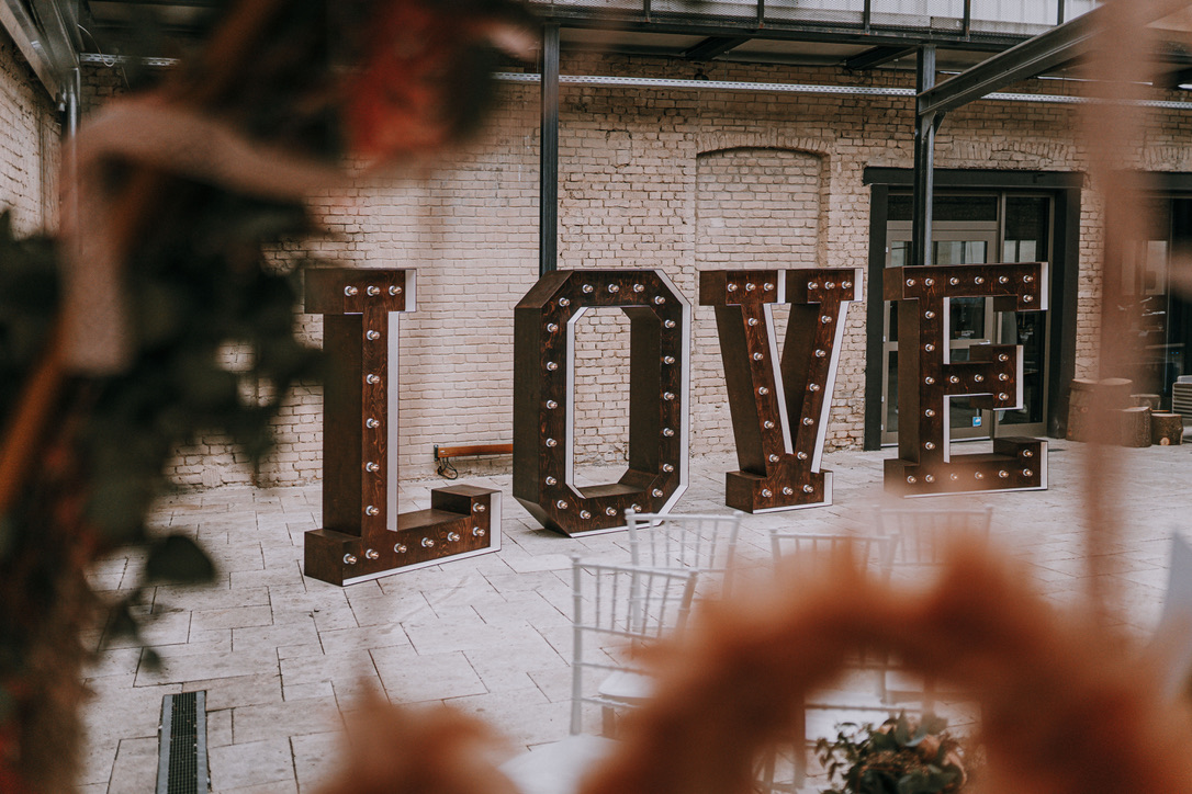 Leuchtende XXL LOVE Buchstaben