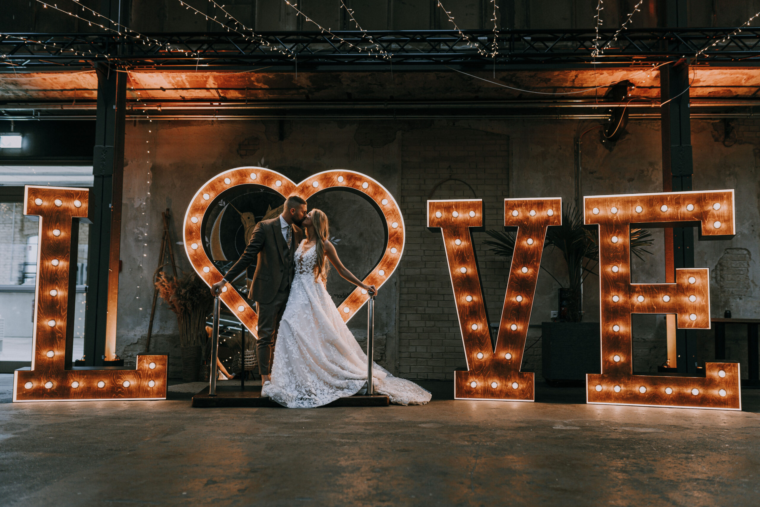 LOVE-Buchstaben zusammen mit dem interaktiven Herz